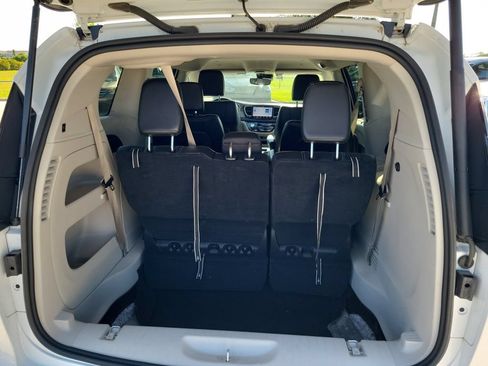 Used 2023 Chrysler Pacifica Touring-L FWD image 10