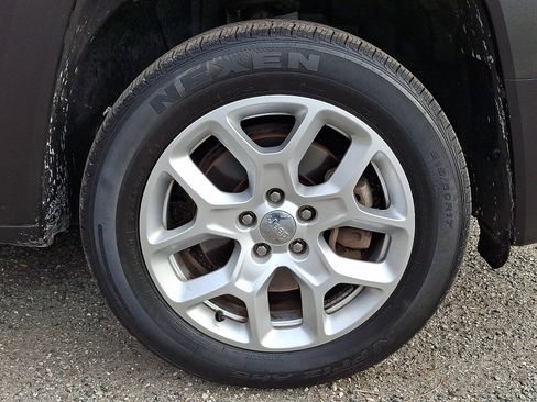 Certified 2016 Jeep Renegade Latitude image 8