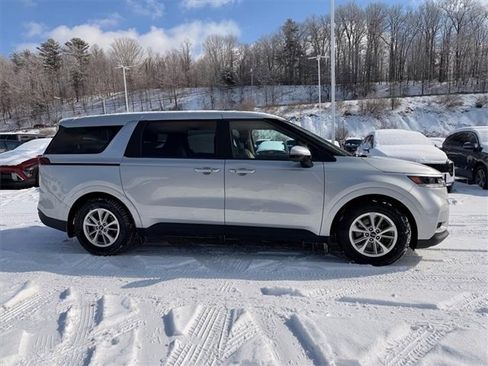 Used 2023 Kia Carnival LX image 11