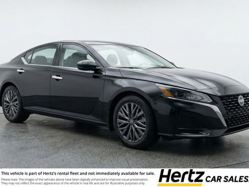 Used 2025 Nissan Altima 2.5 SV image 1