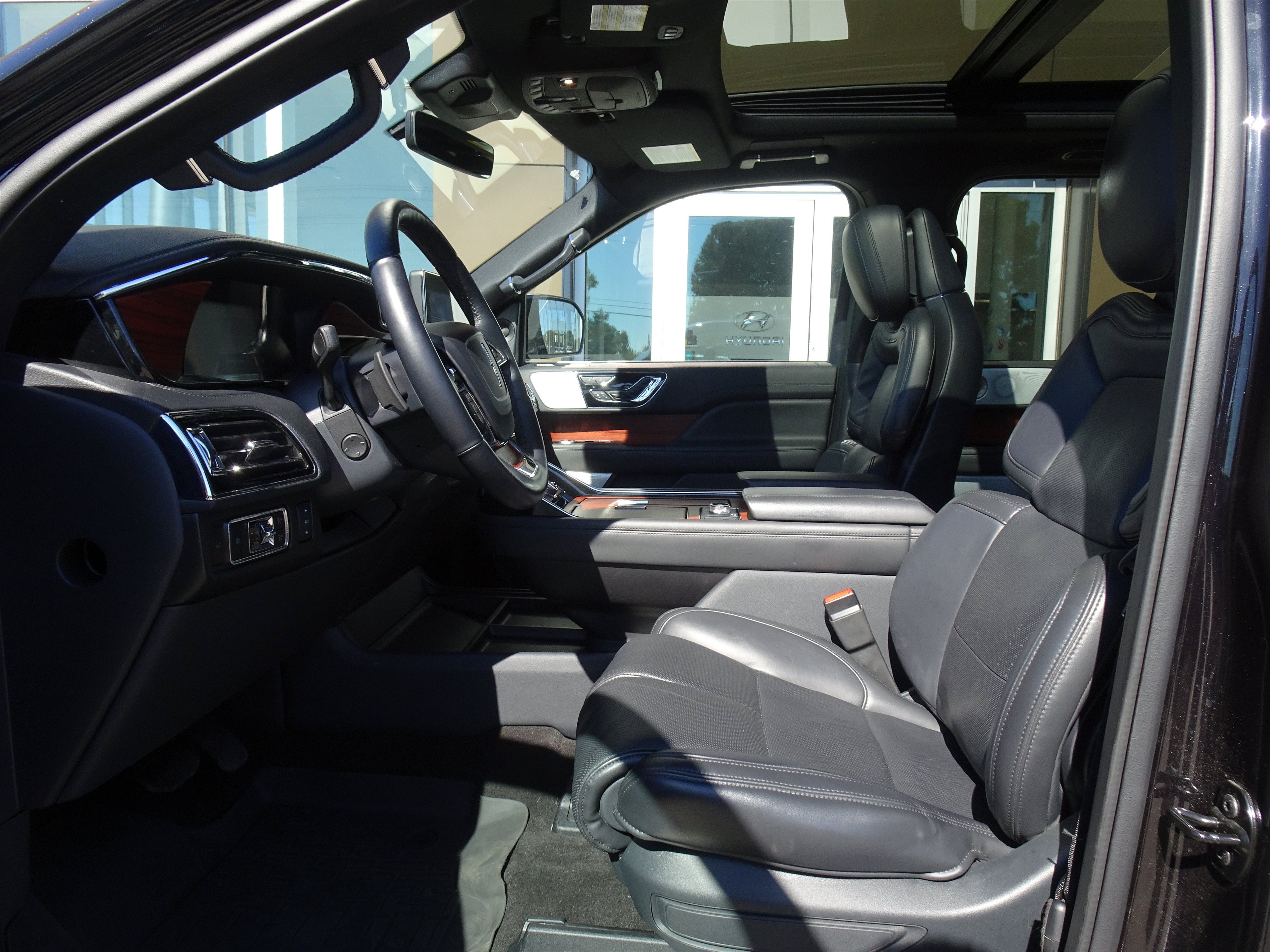 Used 2024 Lincoln Navigator Reserve AWD/4WD image 8
