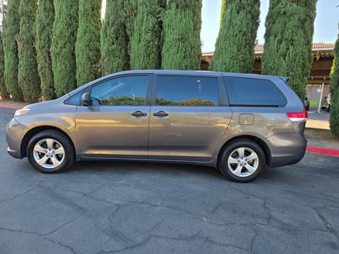 Used 2013 Toyota Sienna L w/ Towing Pkg FWD image 4