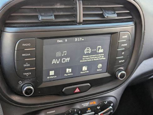 Used 2020 Kia Soul LX image 24