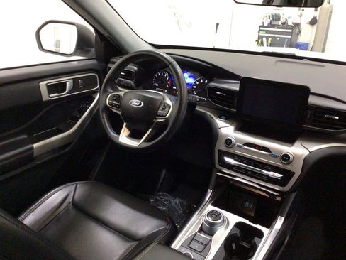Used 2021 Ford Explorer XLT w/ Equipment Group 202A AWD/4WD image 14