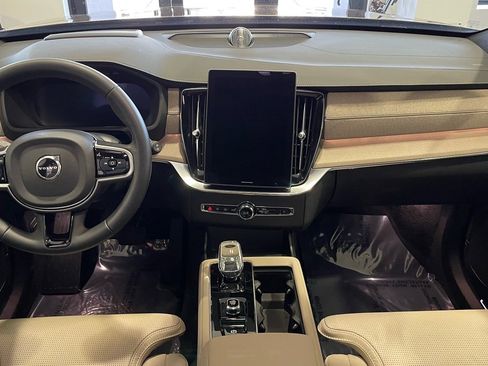 Used 2025 Volvo XC90 T8 Ultra w/ Lounge Package image 39