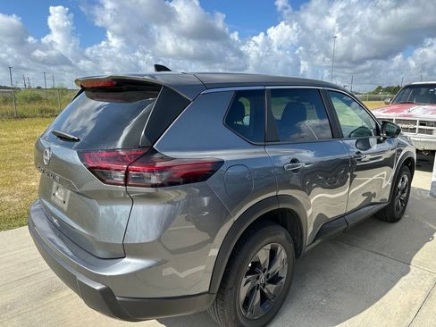 Used 2026 Nissan Rogue SV FWD image 2