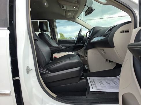 Used 2015 Chrysler Town & Country Touring w/ Driver Convenience Group FWD image 26
