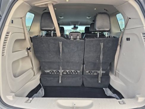 Used 2023 Chrysler Pacifica Touring-L FWD image 16