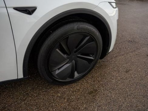 Used 2026 Tesla Model Y AWD image 9