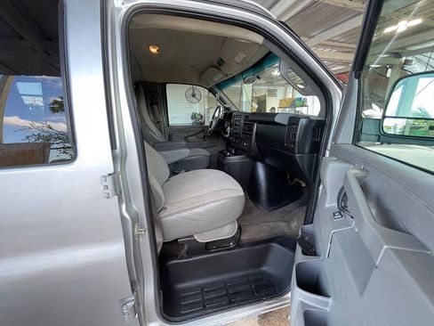Used 2017 Chevrolet Express 3500 LT w/ LT Preferred Equipment Group RWD image 16