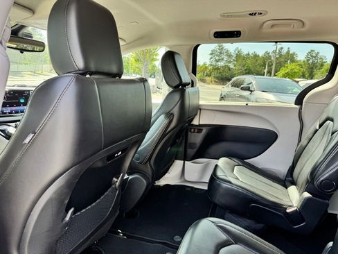 Used 2024 Chrysler Pacifica Touring-L FWD image 18
