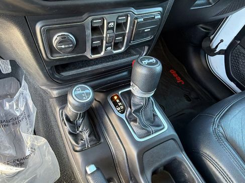 Used 2020 Jeep Wrangler Unlimited Sahara image 29