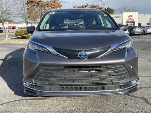 Used 2022 Toyota Sienna XLE image 8