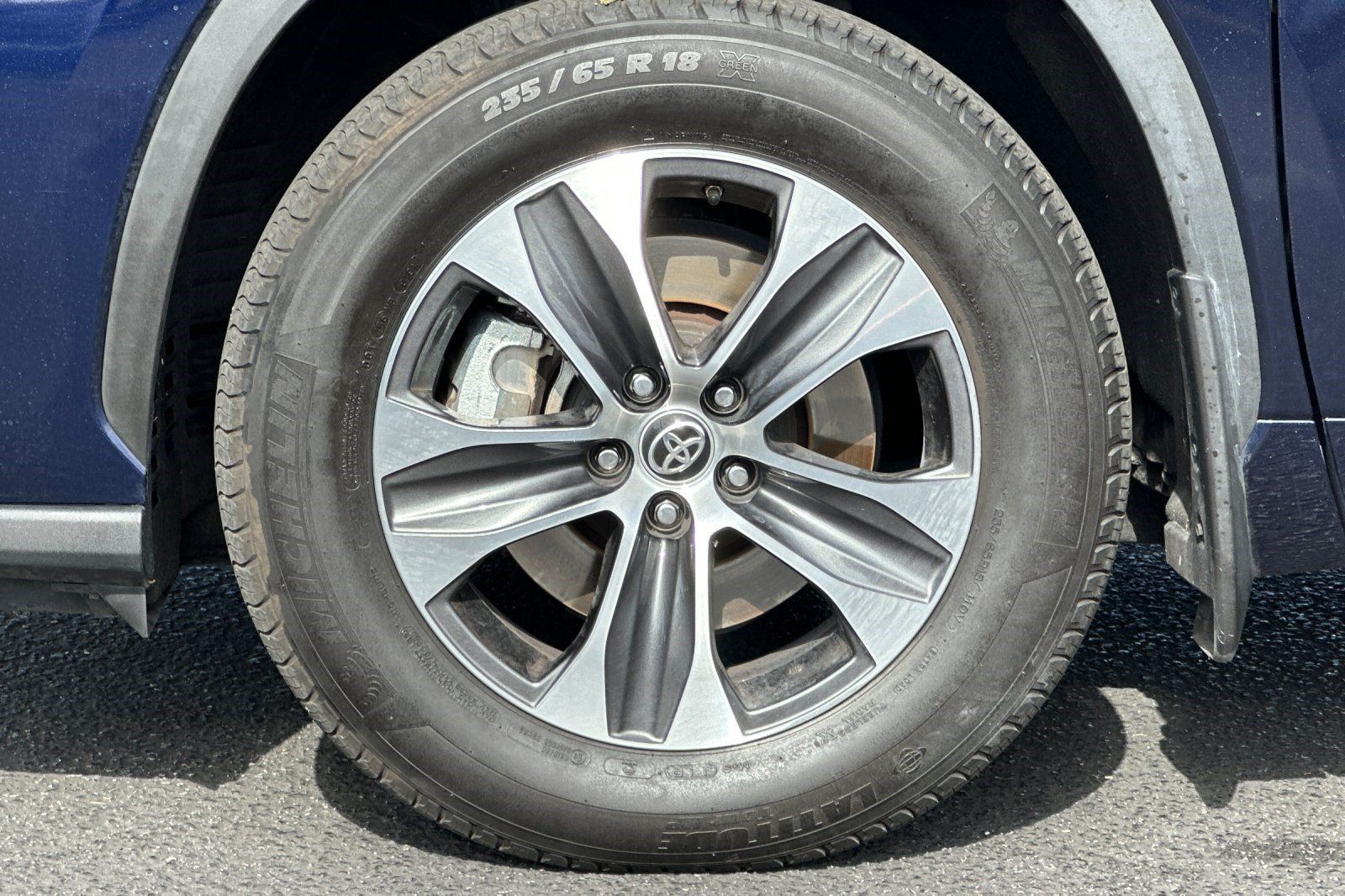 Used 2021 Toyota Highlander XLE AWD/4WD image 12