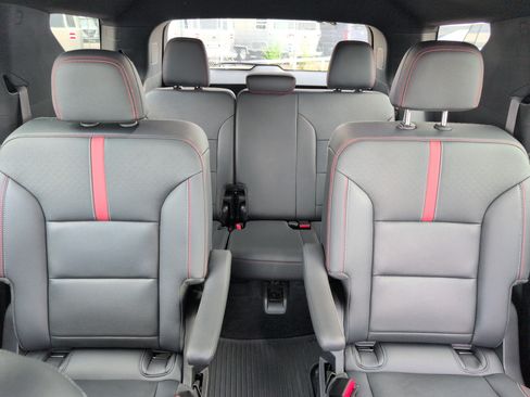 Used 2024 Chevrolet Traverse RS w/ LPO, Floor Liner Package AWD/4WD image 28
