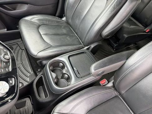 Used 2021 Chrysler Pacifica Touring-L w/ S Appearance Package image 23