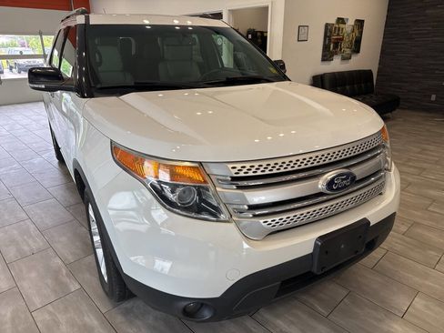 Used 2015 Ford Explorer XLT w/ Equipment Group 202A AWD/4WD image 4