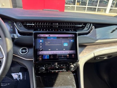Used 2023 Jeep Grand Cherokee 4WD 4xe w/ Luxury Tech Group II image 21
