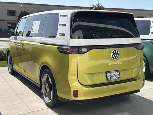 Certified 2025 Volkswagen ID. Buzz Pro S Plus AWD/4WD image 4
