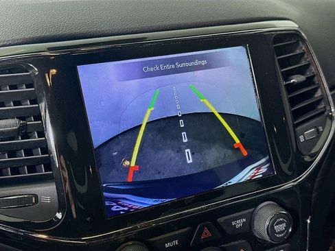 Used 2021 Jeep Grand Cherokee Laredo X image 10