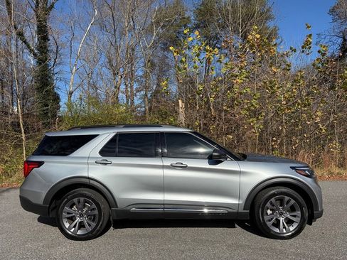 Used 2025 Ford Explorer Active w/ Active Comfort Package image 5