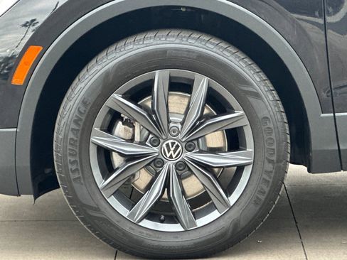 Used 2022 Volkswagen Tiguan SE w/ Panoramic Sunroof Package image 27