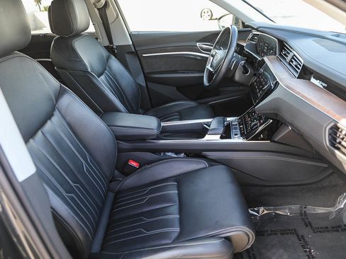 Used 2019 Audi e-tron Prestige w/ Prestige Package AWD/4WD image 17