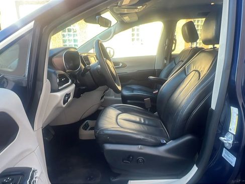 Used 2017 Chrysler Pacifica Touring image 27