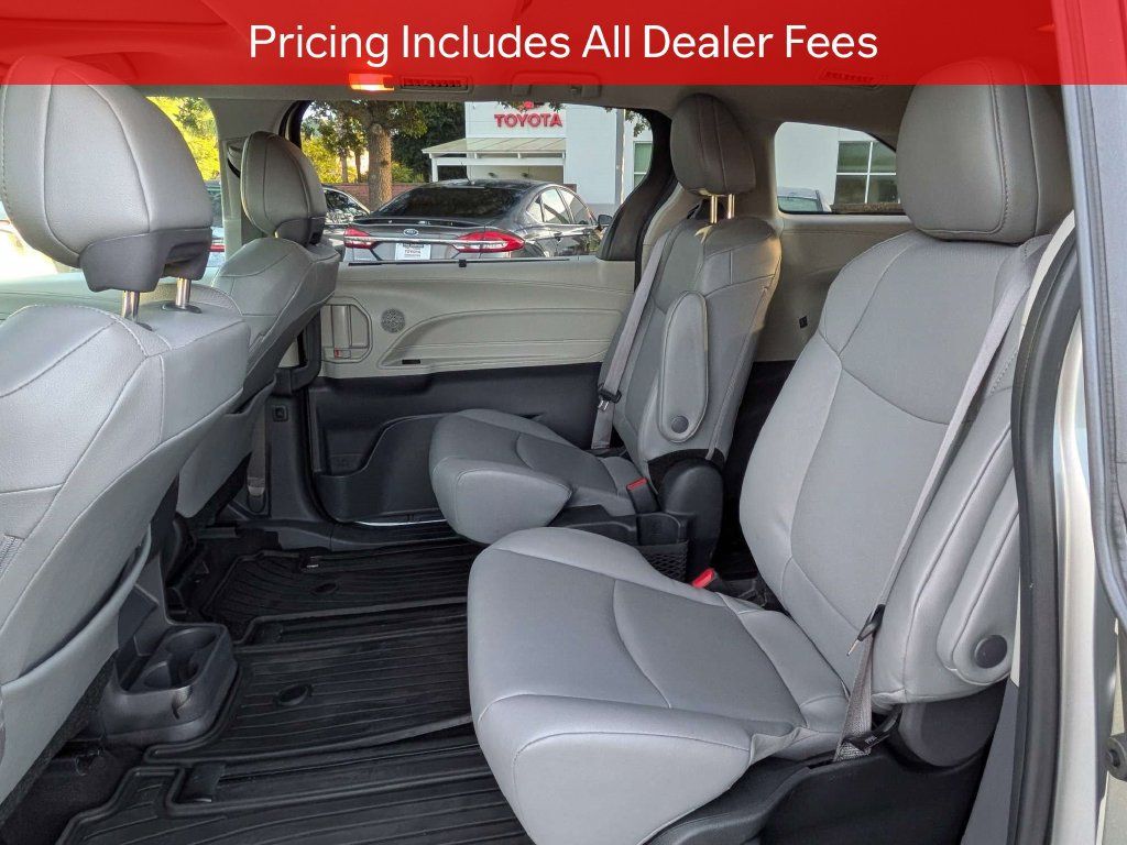 Used 2023 Toyota Sienna XLE FWD image 15