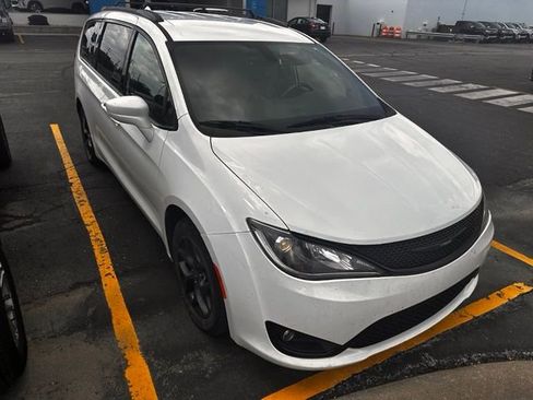 Used 2019 Chrysler Pacifica Touring-L w/ S Appearance Package FWD image 1