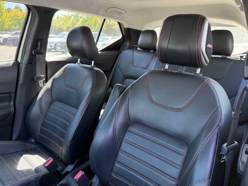 Used 2018 Nissan Kicks SR w/ Premium Package FWD image 3