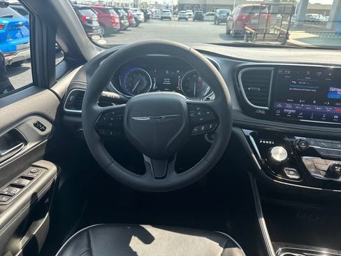 Used 2025 Chrysler Pacifica Limited FWD image 16
