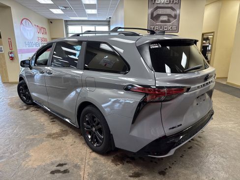 Used 2025 Toyota Sienna XSE w/ XSE Plus Package AWD/4WD image 8