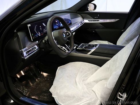 Used 2026 BMW 760i xDrive w/ Executive Package image 11