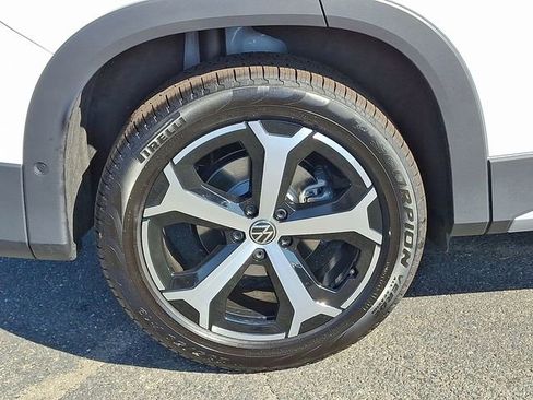 Certified 2025 Volkswagen Tiguan SE image 5
