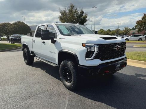 Used 2024 Chevrolet Silverado 2500 ZR2 w/ Technology Package image 2
