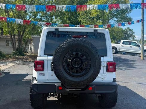 Used 2018 Jeep Wrangler Unlimited Sahara AWD/4WD image 7