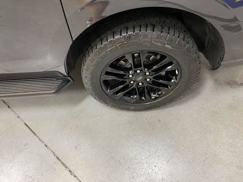 Used 2024 Ford Expedition Max XLT image 12