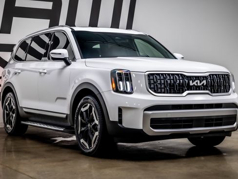 Used 2023 Kia Telluride EX w/ EX Captain's Chair Package FWD image 24