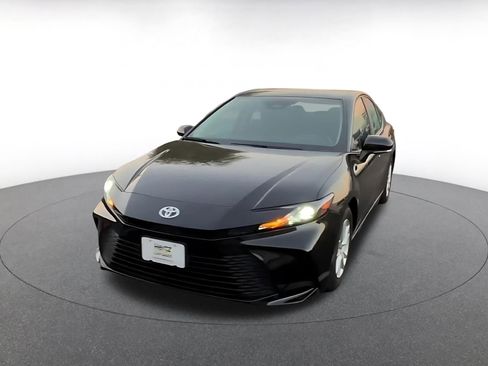 Used 2025 Toyota Camry LE image 7