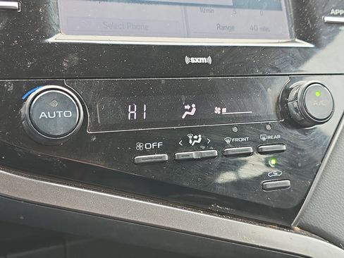 Used 2020 Toyota Camry SE image 17