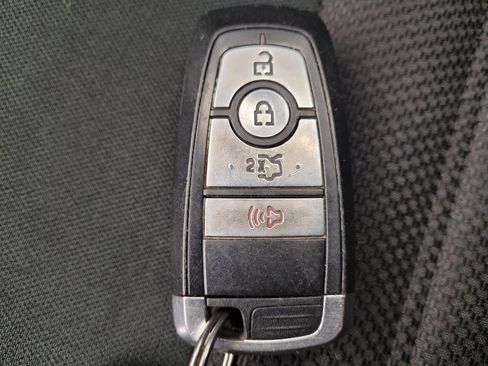 Used 2017 Ford Fusion SE w/ Fusion SE Technology Package image 32