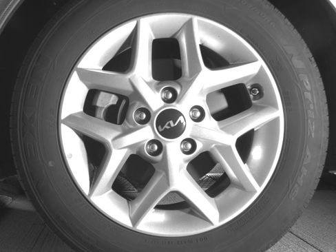 Used 2025 Kia Soul LX w/ LX Technology Package FWD image 12