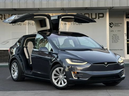 Used 2018 Tesla Model X 75D AWD/4WD image 3