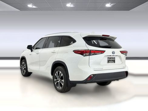 Used 2021 Toyota Highlander XLE AWD/4WD image 3