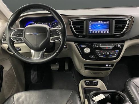 Used 2018 Chrysler Pacifica Touring-L image 5
