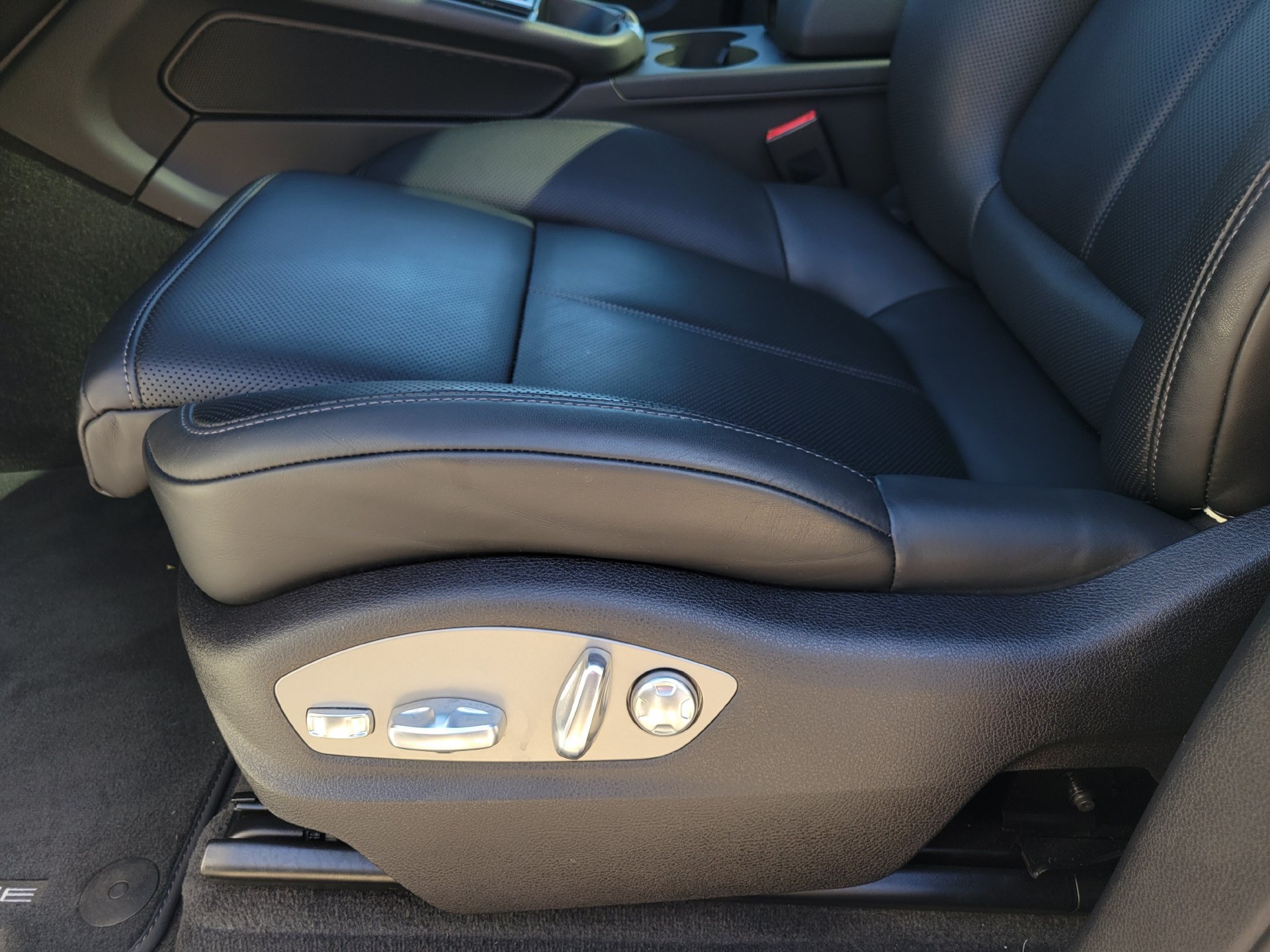 Used 2026 Porsche Macan AWD/4WD image 26