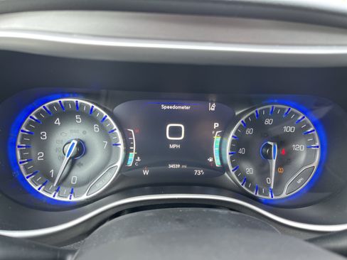 Used 2024 Chrysler Pacifica Touring-L FWD image 19