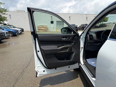 Used 2025 Nissan Pathfinder Platinum AWD/4WD image 10