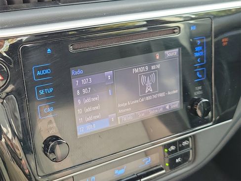 Used 2018 Toyota Corolla LE image 24